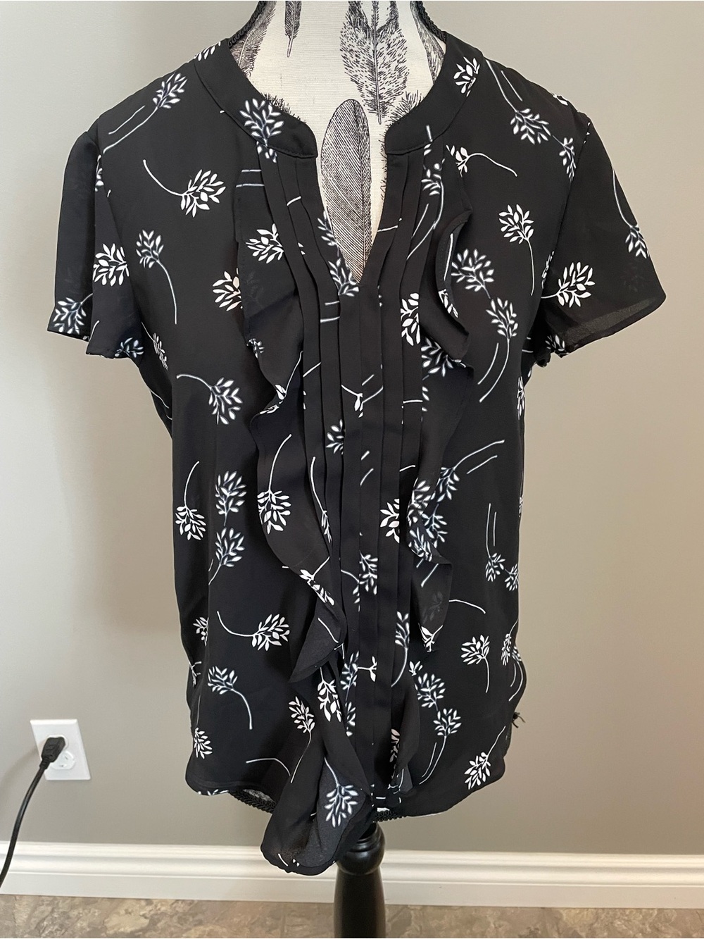 BANANA REPUBLIC - Black Floral Ruffle Front Women’s Blouse